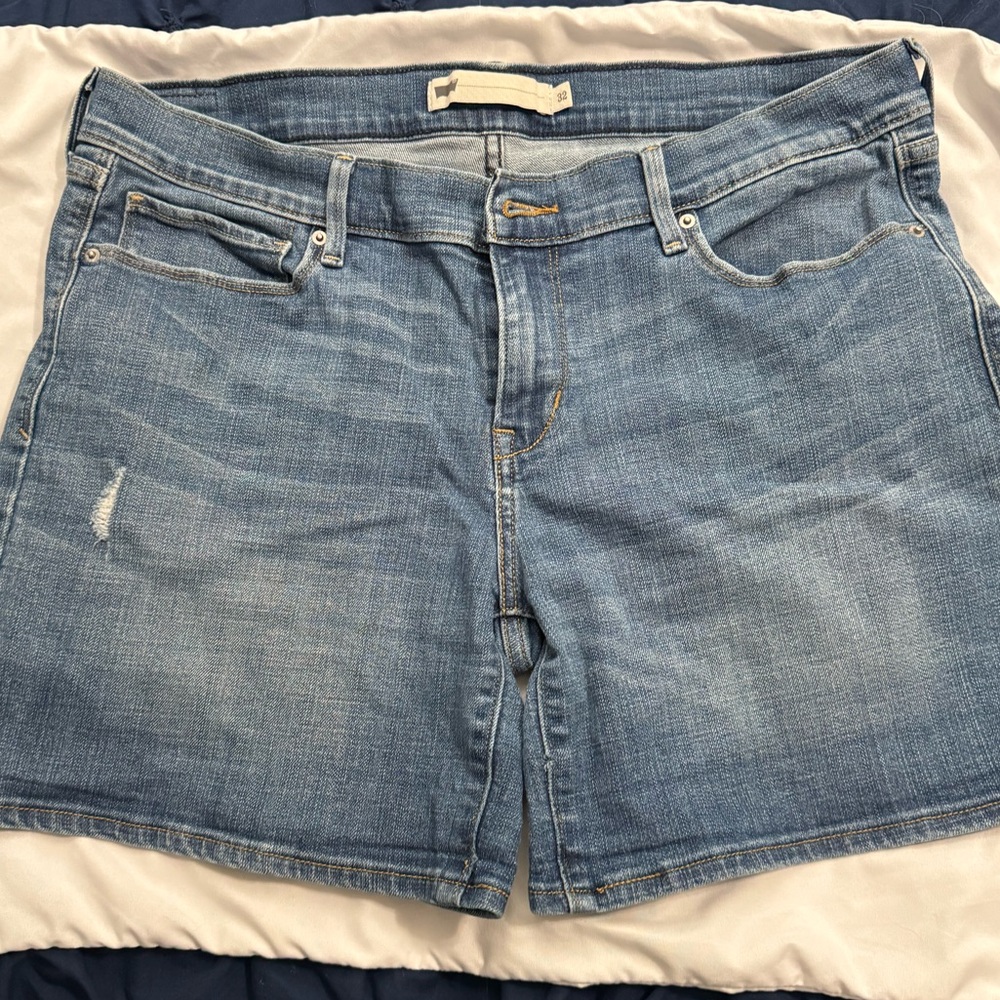 Levi’s Light Wash Denim Shorts Size 32 Mid Rise Light Distress